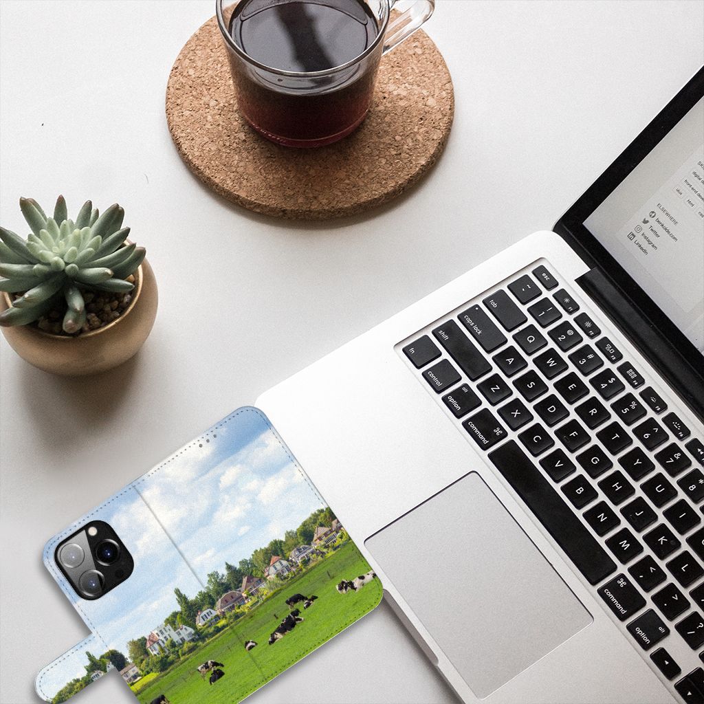 iPhone 14 Pro Telefoonhoesje met Pasjes Koeien op een bureau met een laptop en drankje