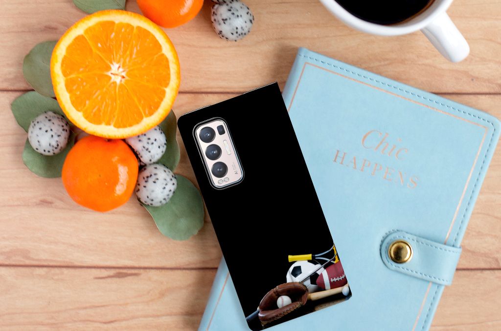OPPO Find X3 Neo Hippe Standcase Sports met sportafbeeldingen en accessoires op een houten tafel.