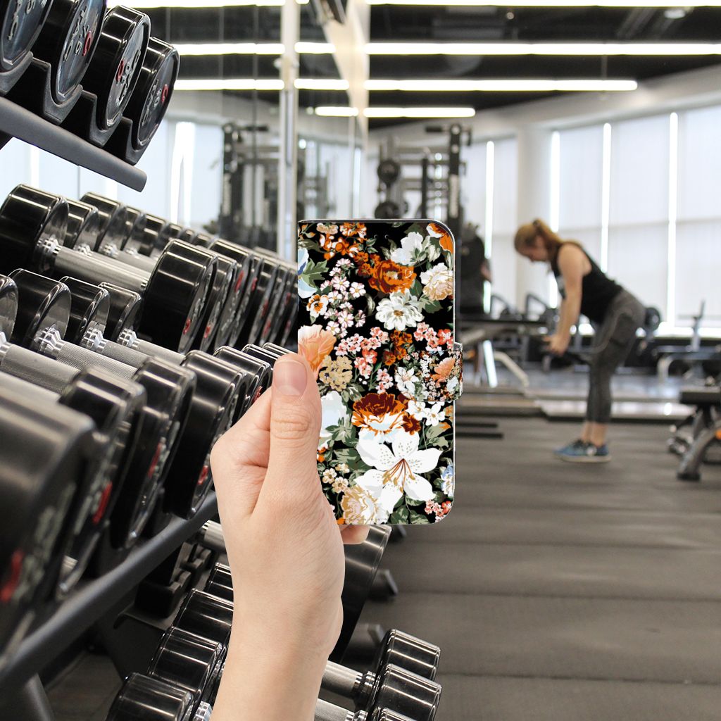 Hoesje voor iPhone 13 Pro Dark Flowers met een bloemenprint in de sportschool. 🌸