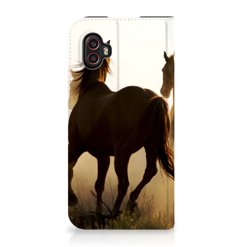 Samsung Galaxy Xcover 6 Pro Hoesje maken Design Cowboy met paard en zonsondergang achtergrond.
