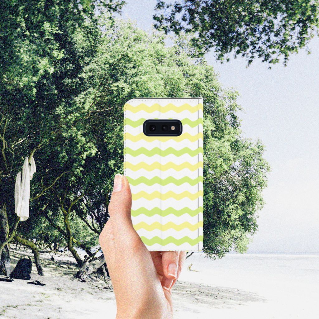 Samsung Galaxy S10e Hoesje met Magneet Waves Yellow