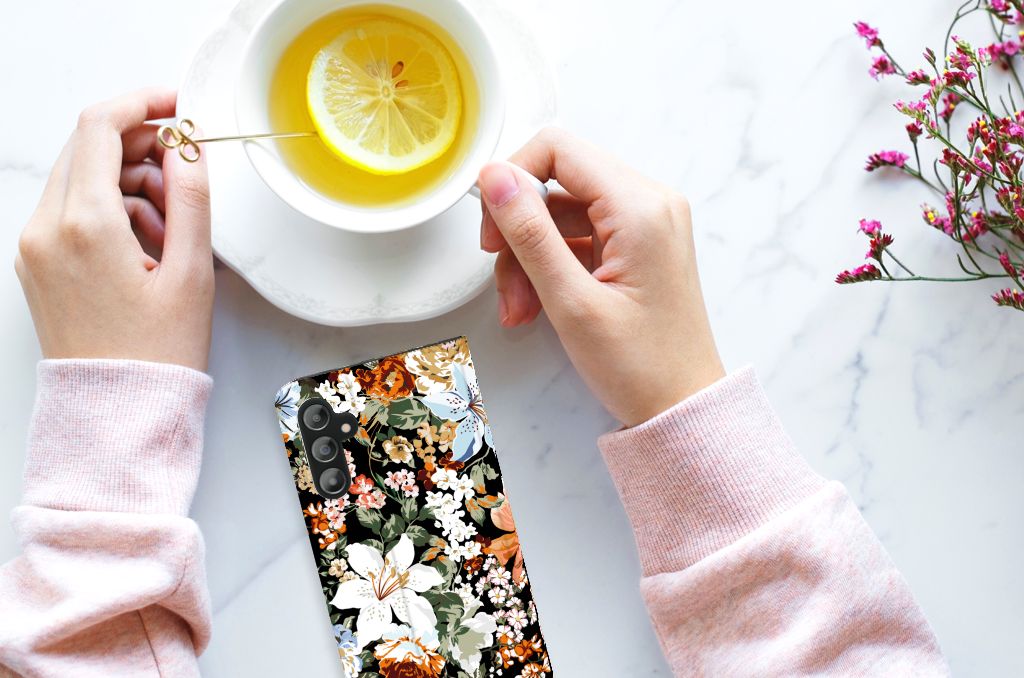 Smart Cover voor Samsung Galaxy A14 5G Dark Flowers naast een kopje thee met citroen.