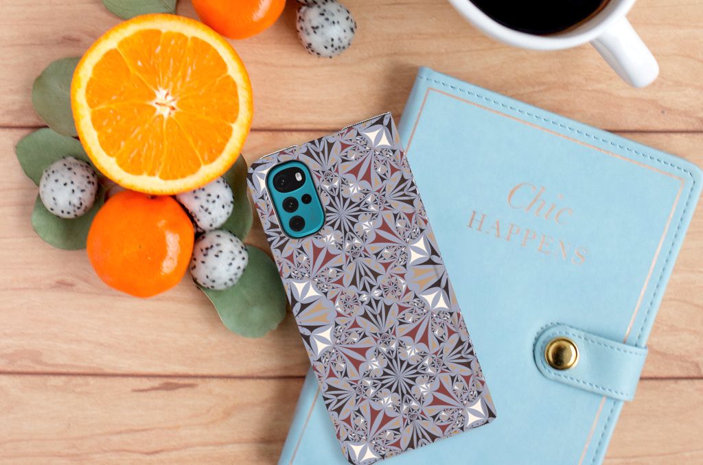 Motorola Moto G22 Standcase Flower Tiles - B2C Telecom