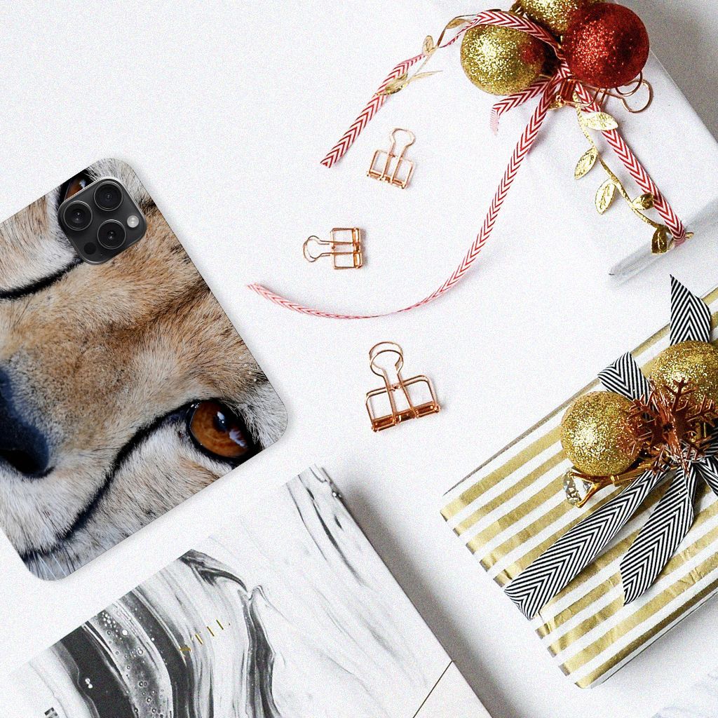 iPhone 15 Pro Hoesje maken Cheetah met close-up van een jachtluipaard op een tafel met kaarsjes en geschenken.