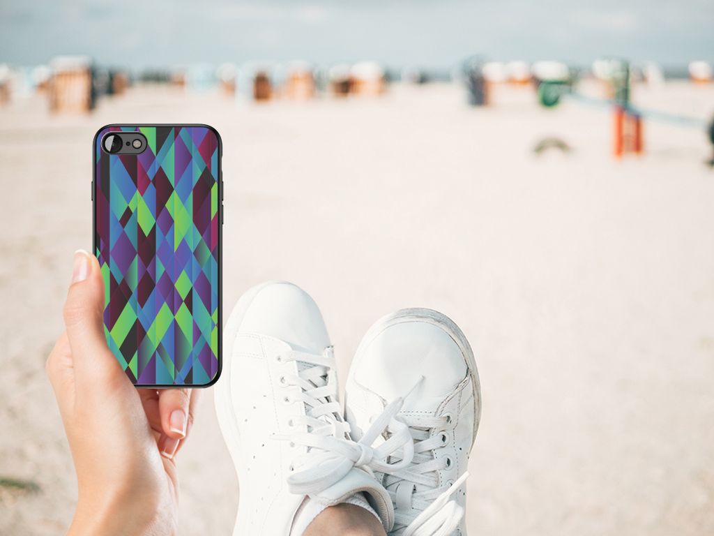 iPhone SE 2022 | SE 2020 | 7/8 Backcover Abstract Green Blue in hand on beach with sneakers