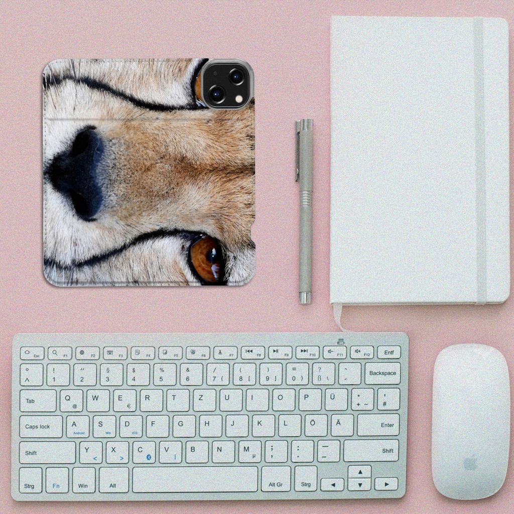 iPhone 14 Hoesje maken Cheetah met close-up van een jachtluipaard op een bureau met toetsenbord en notitieboek.