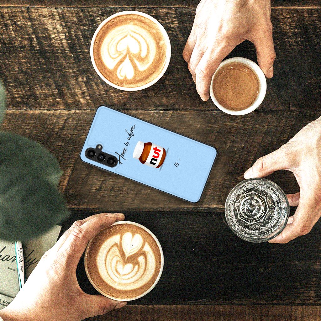 Samsung Galaxy A14 5G Back Cover Hoesje Nut Home op een tafel met koffie en latte art.