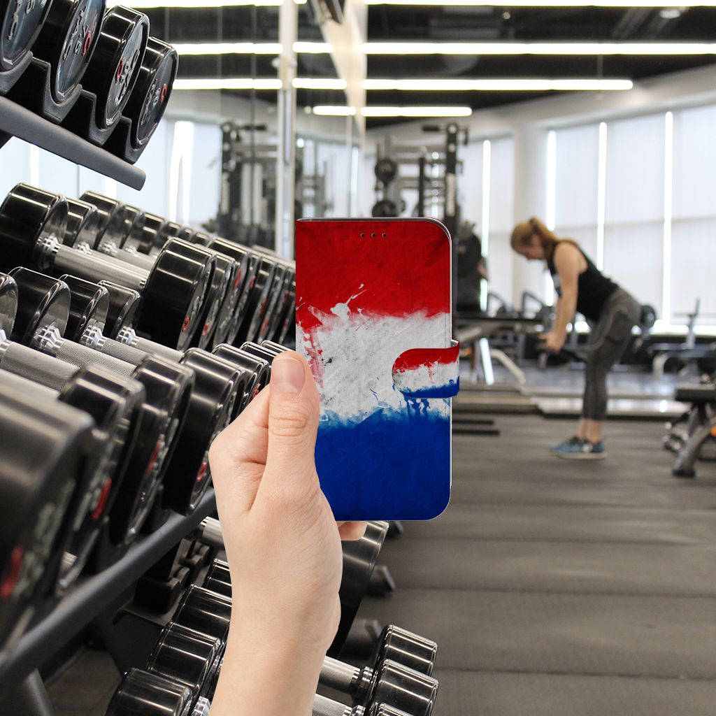 iPhone 13 Pro Bookstyle Case Nederland met artistiek ontwerp van de Nederlandse vlag in fitnessruimte.
