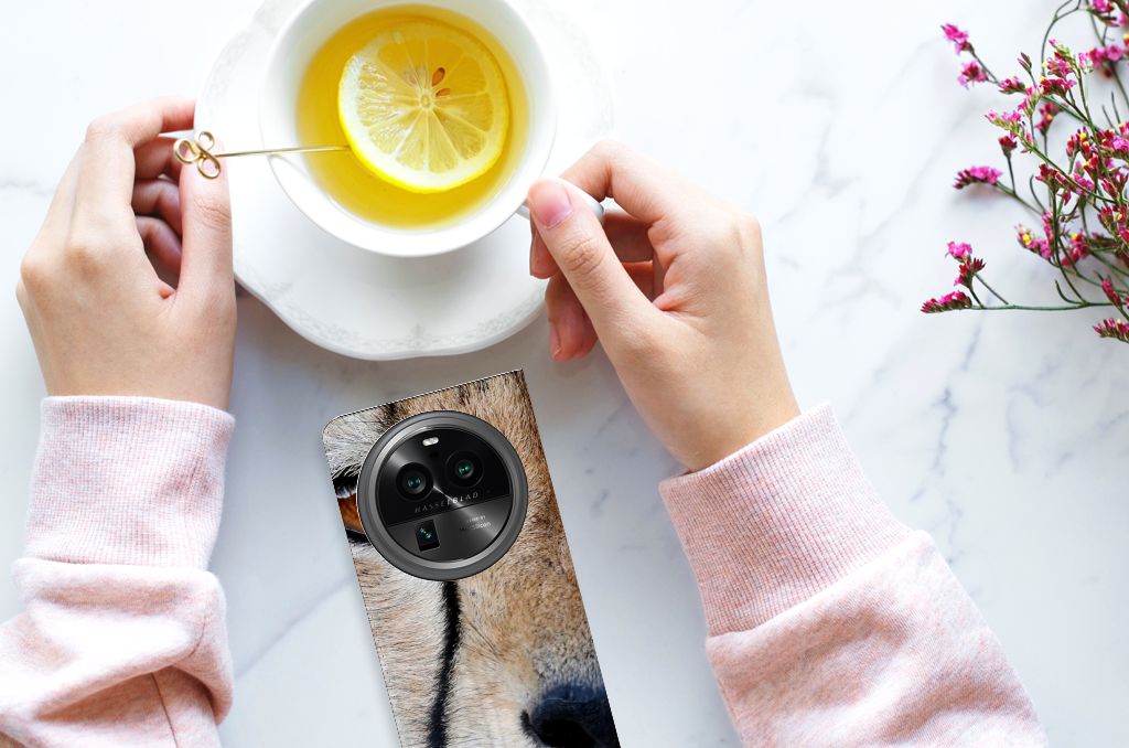 Een handsfree OPPO X6 Pro Hoesje maken Cheetah met close-up afbeelding van een jachtluipaard en een kopje thee.