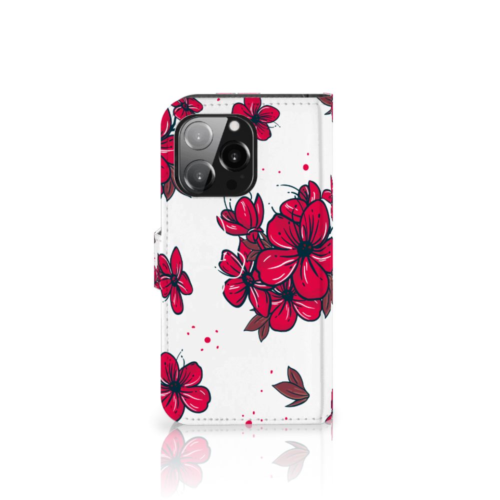 iPhone 13 Pro Hoesje Blossom Red met rode bloemen op een witte achtergrond 🌸.