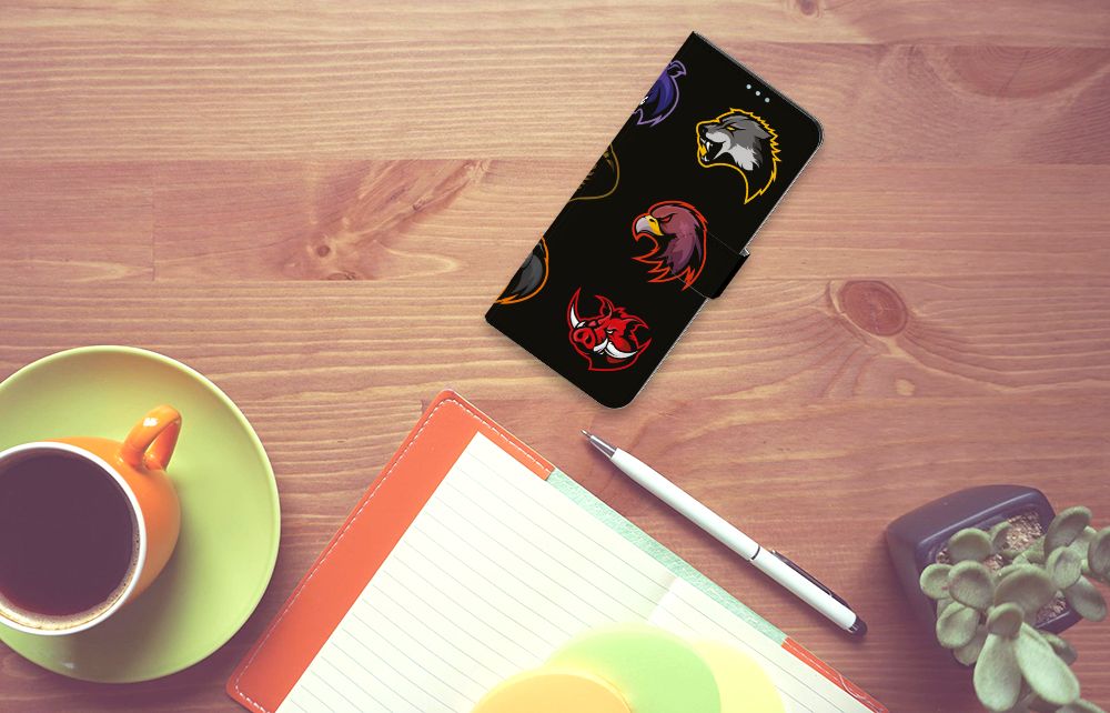 Xiaomi Poco F2 Pro Leuk Hoesje Cartoon met kleurrijke dierenlogo's op een houten tafel.