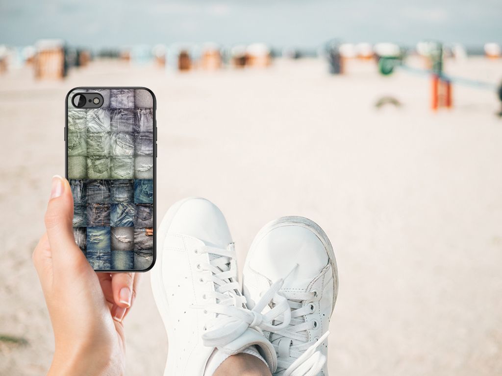 GSM Cover iPhone SE 2022 | SE 2020 | 7/8 Spijkerbroeken in gebruik op het strand met sneakers
