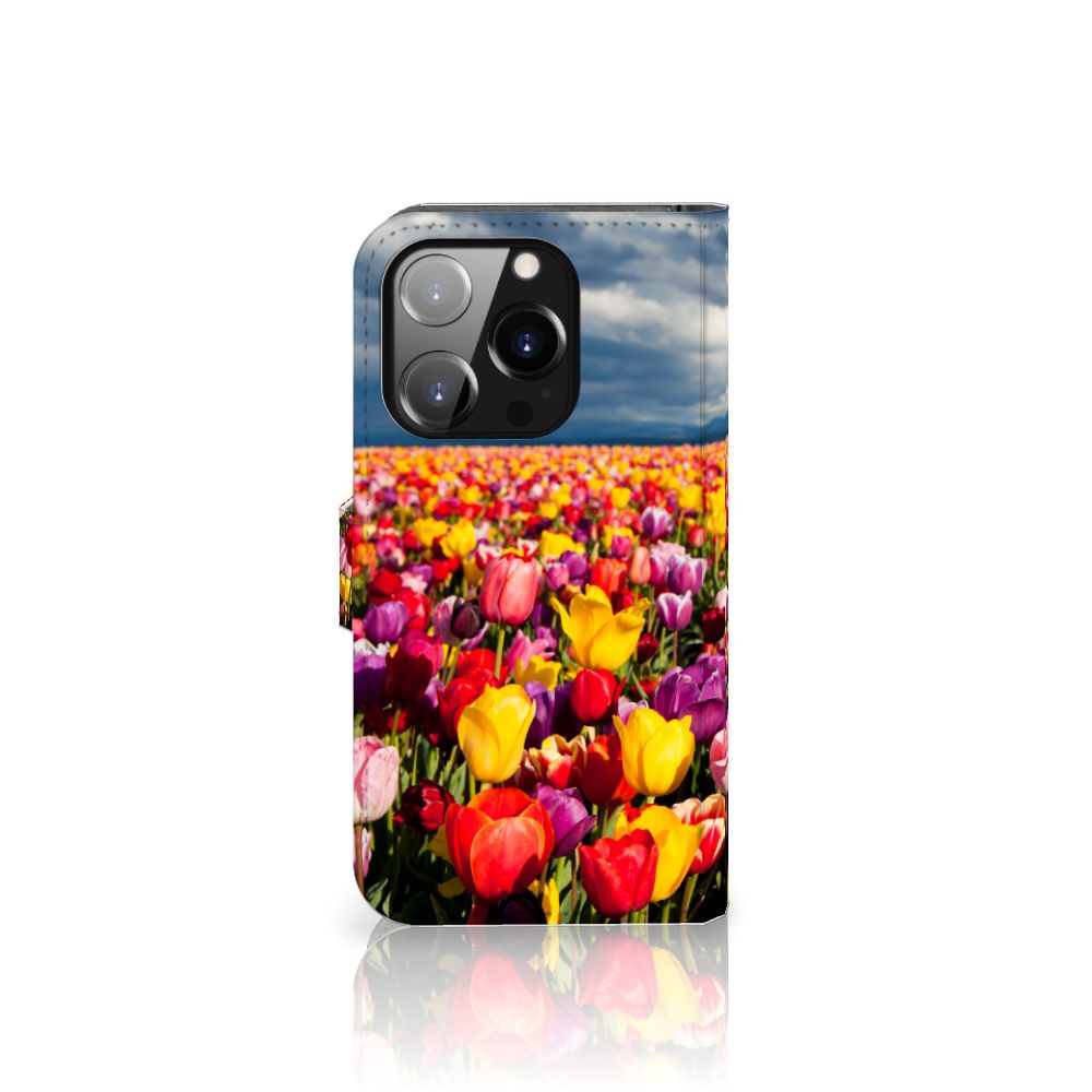 iPhone 14 Pro Hoesje Tulpen met kleurrijk tulpenveld en helder blauwe lucht 🌷