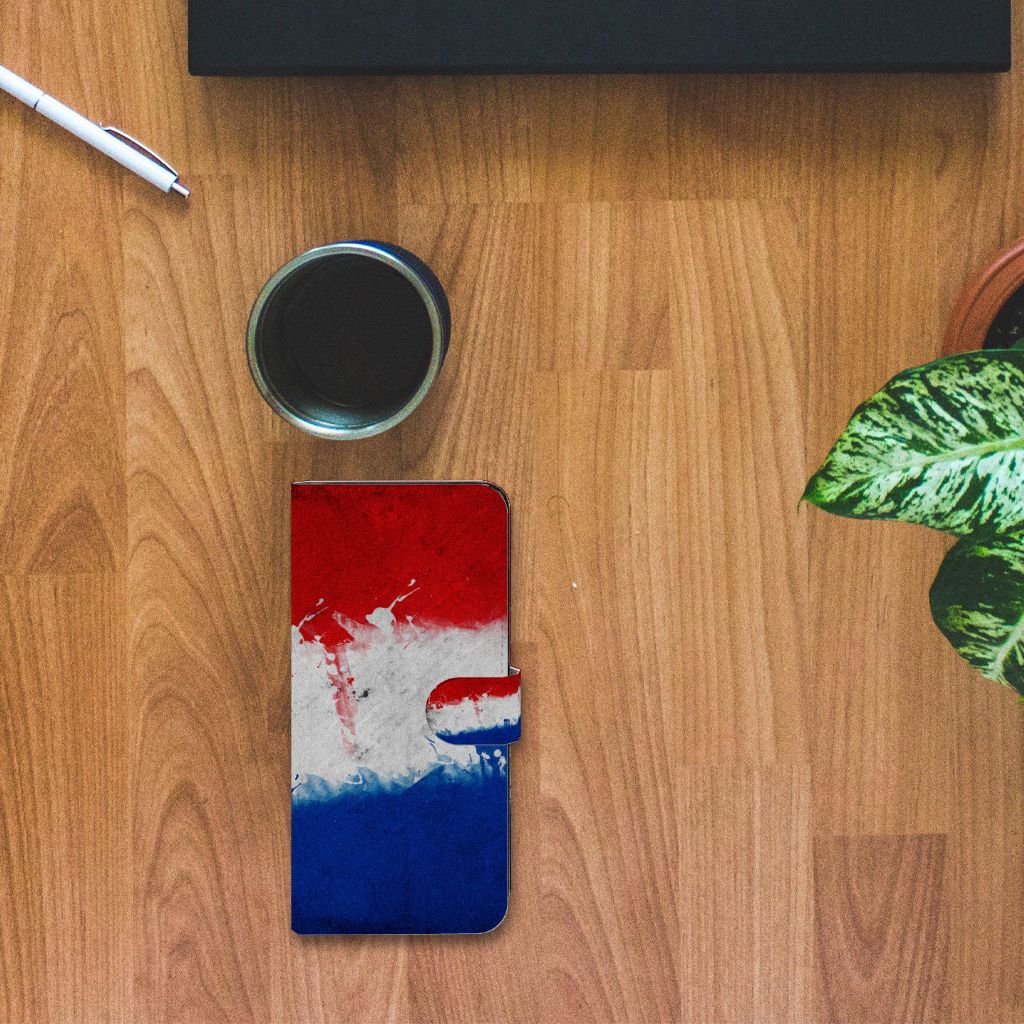 OnePlus Nord CE 3 Lite Bookstyle Case Nederland met Nederlandse vlag design op houten tafel.