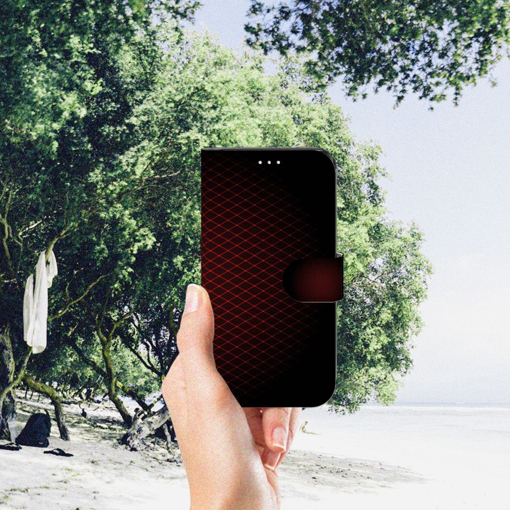 Samsung Galaxy S23 Telefoon Hoesje Geruit Rood in hand met groene bomen op achtergrond.