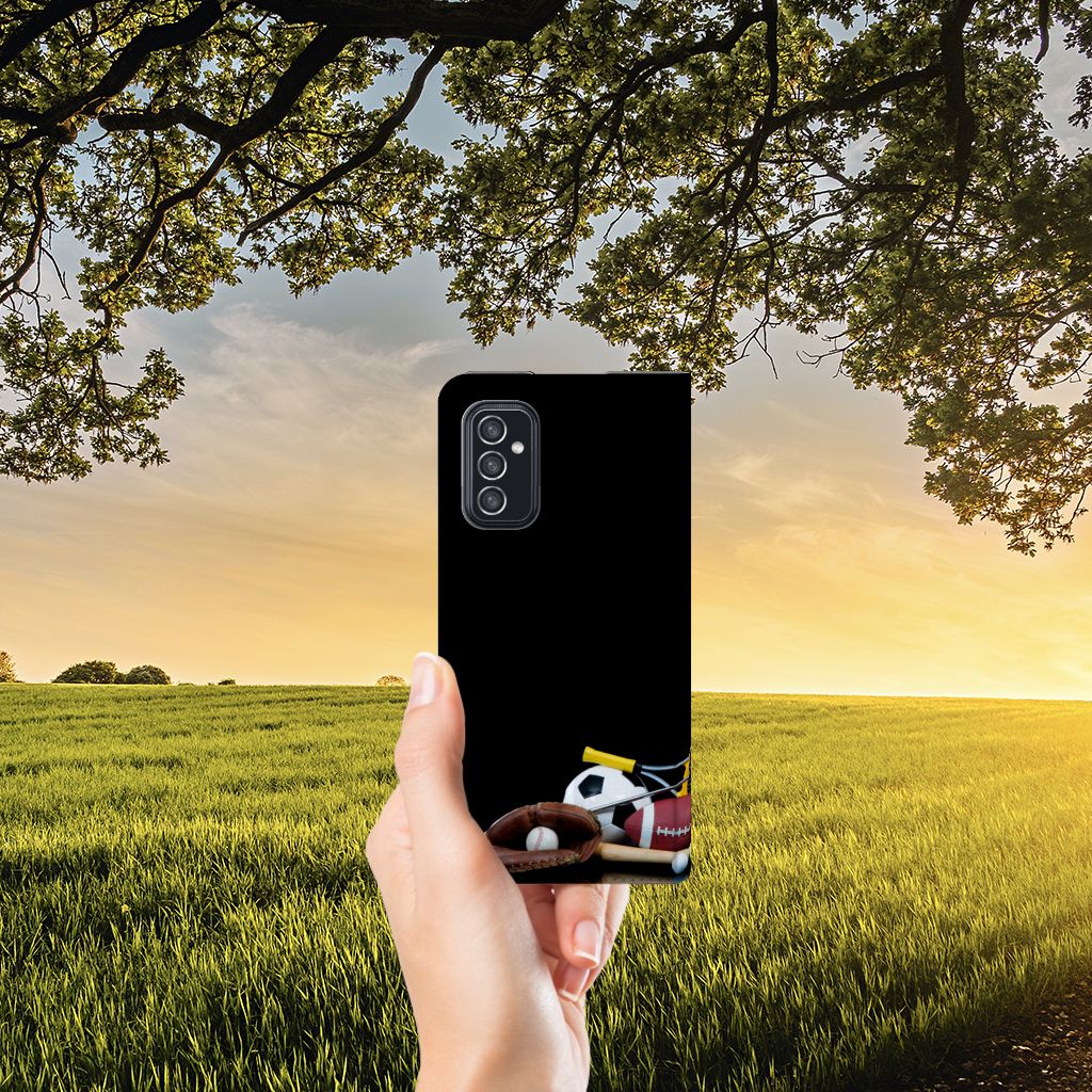 Samsung Galaxy M52 Hippe Standcase Sports met sport afbeeldingen in hand met natuurlijke achtergrond.
