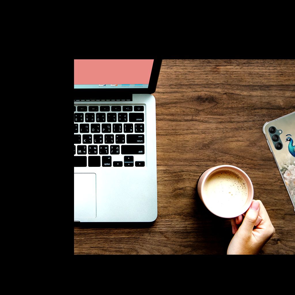 Case Anti-shock voor Samsung Galaxy A14 5G/4G Vintage Pauwen afgebeeld naast een laptop en een kopje koffie.