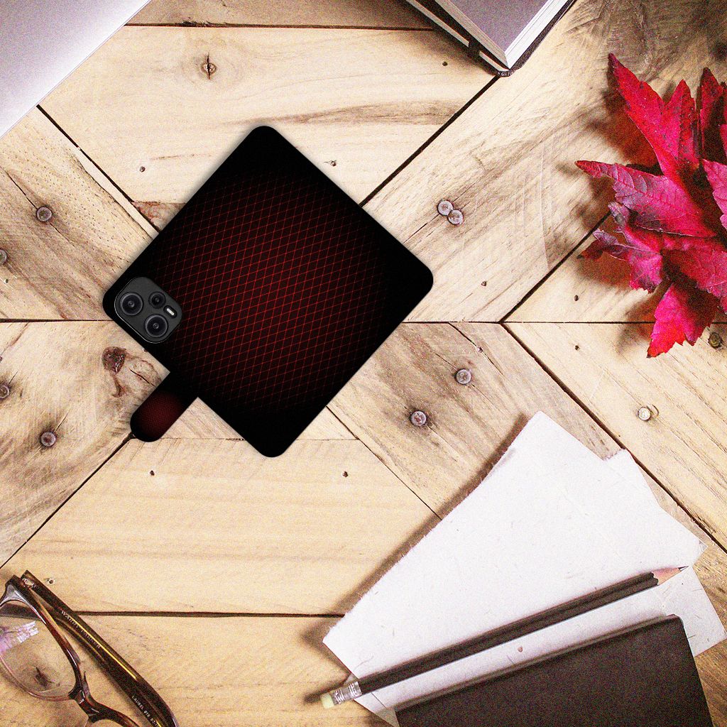 Xiaomi Poco F5 Telefoon Hoesje Geruit Rood op houten tafel met blad en brillenkoker