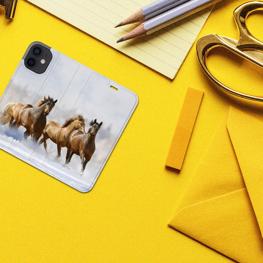 iPhone 12 Mini Hoesje maken Paarden met een print van rennende paarden op een gele achtergrond.