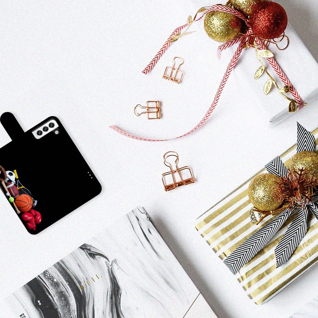 Samsung Galaxy S22 Wallet Case met Pasjes Sports met sport afbeeldingen op een witte tafel met kerstversieringen.