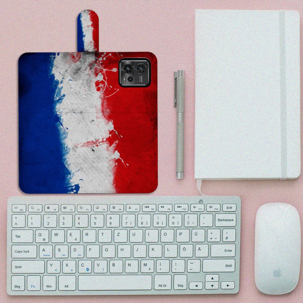 Motorola Moto G72 Bookstyle Case Nederland met design van de Franse vlag en toetsenbord op een bureau.