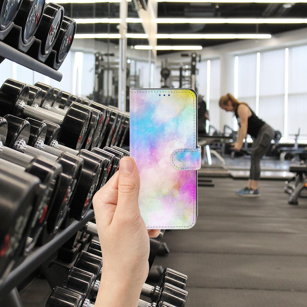 Hoesje OPPO Find X5 Watercolor Light in hand at gym setting with dumbbells in background.