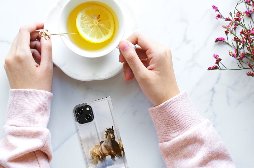 iPhone 13 Mini Hoesje maken Paarden op een marmeren tafel met thee en een bloemenboeket.