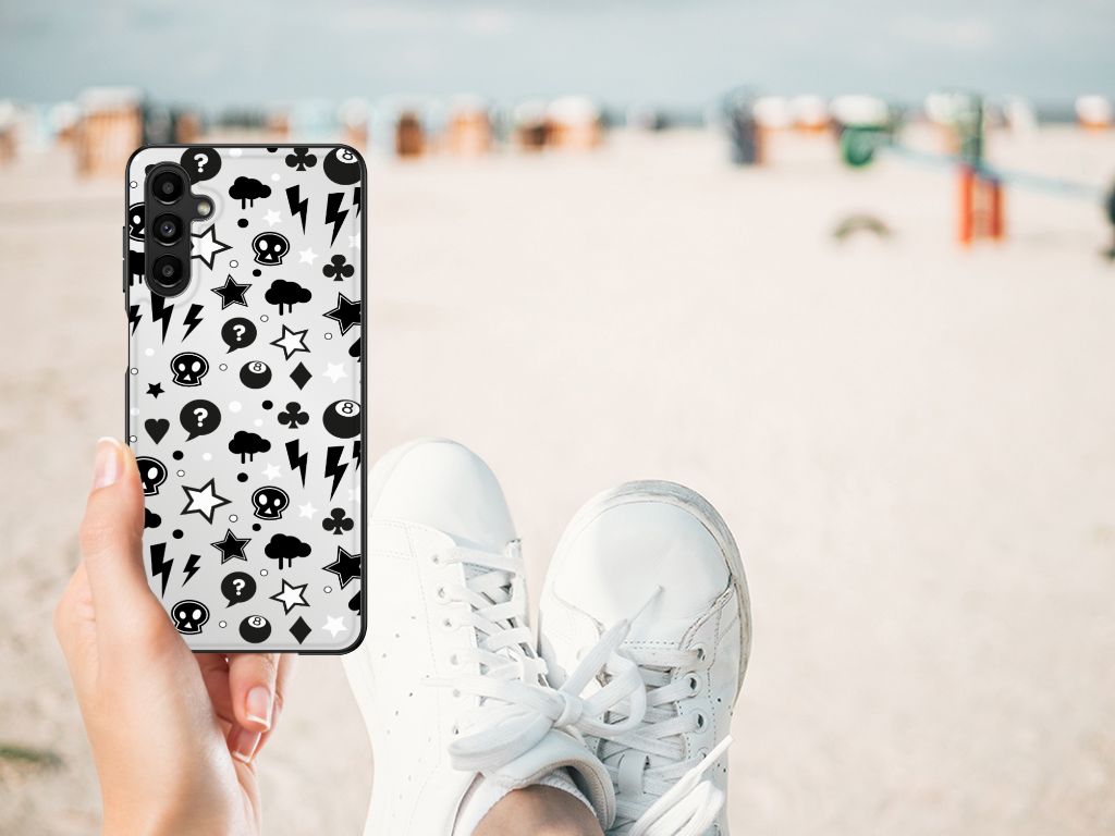 Telefoonhoesje Samsung Galaxy A14 5G Silver Punk met skulls print in hand op strand