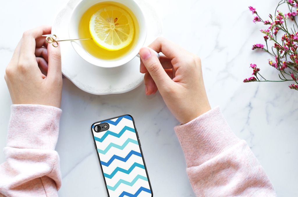 iPhone SE 2022 | SE 2020 | 7/8 Back Case Zigzag Blauw op een tafel met een kopje thee en citroen.
