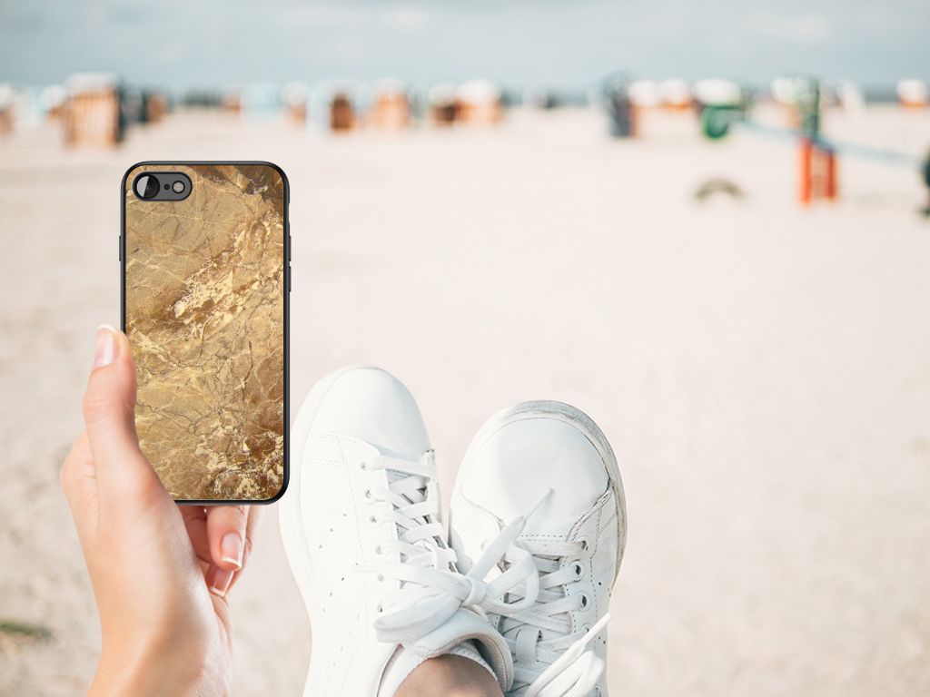 iPhone SE 2022 | SE 2020 | 7/8 Marmeren Print Telefoonhoesje Marmer Creme op het strand met sneakers.