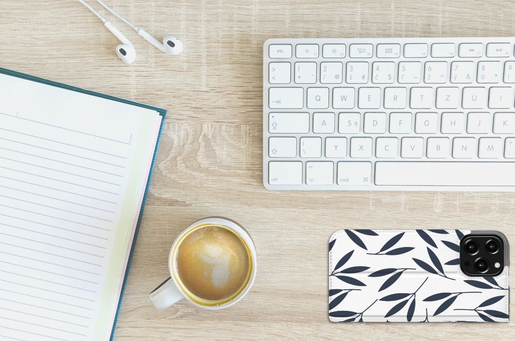 iPhone 13 Pro Max Smart Cover Leaves Blue op een bureau met koffie, notitieboek en toetsenbord ☕️.