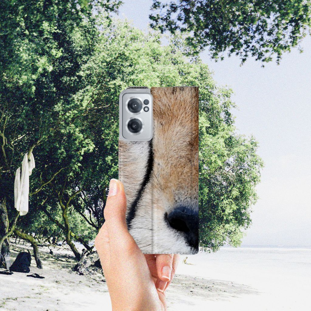 OnePlus Nord CE 2 5G Hoesje maken Cheetah met close-up van cheetah op strand met bomen op achtergrond