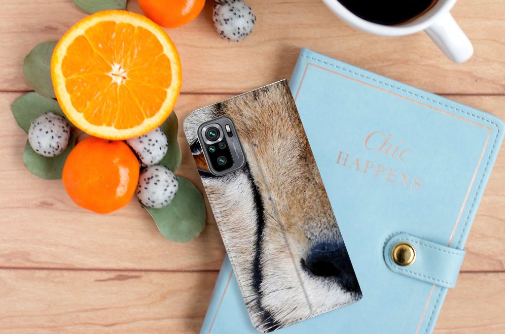 Xiaomi Redmi Note 10 4G | 10S | Poco M5s Hoesje maken Cheetah met close-up van cheetah op bureau met fruit en notitieboek.