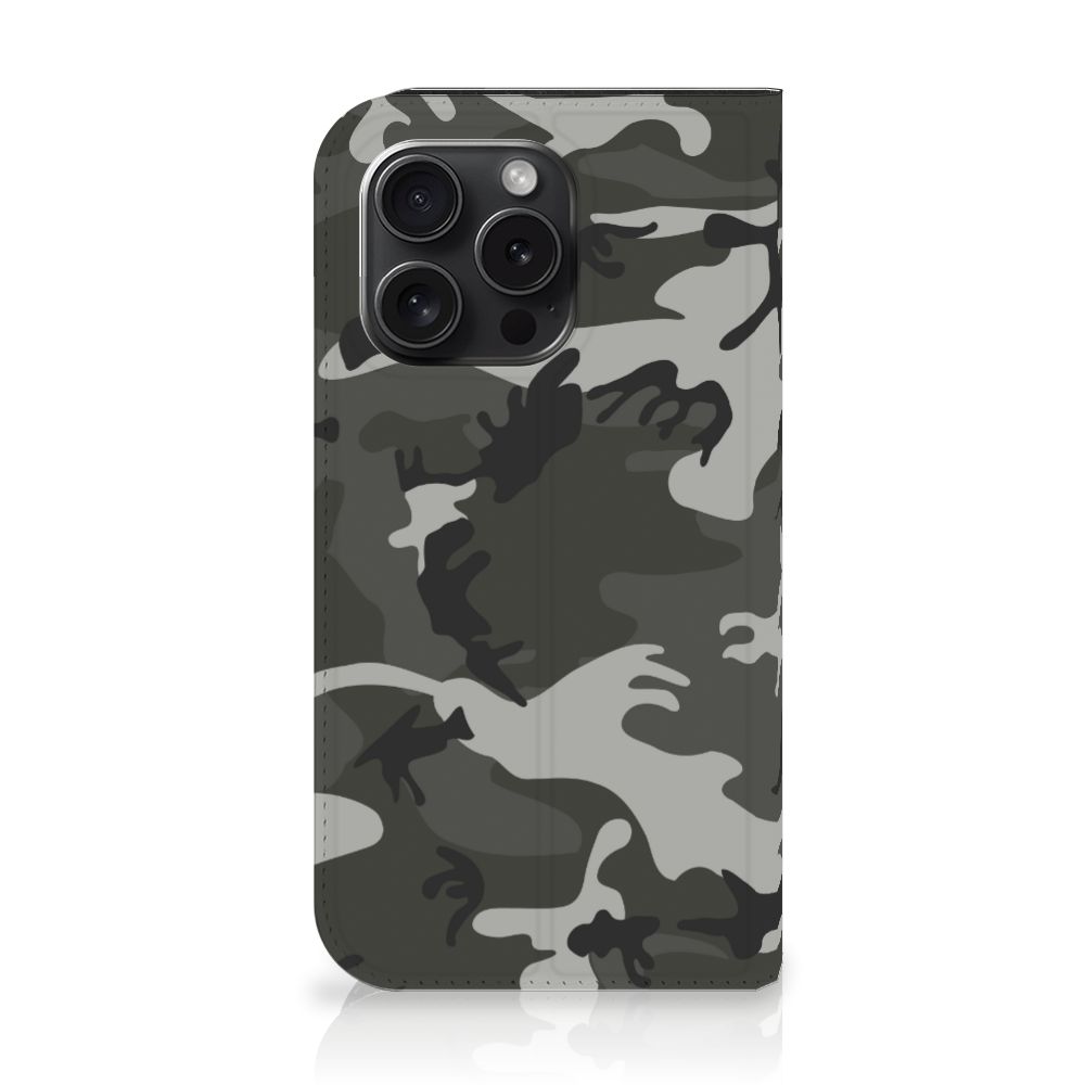 iPhone 15 Pro Hoesje met Magneet Army Light - Donker camouflage design met verschillende tinten groen.