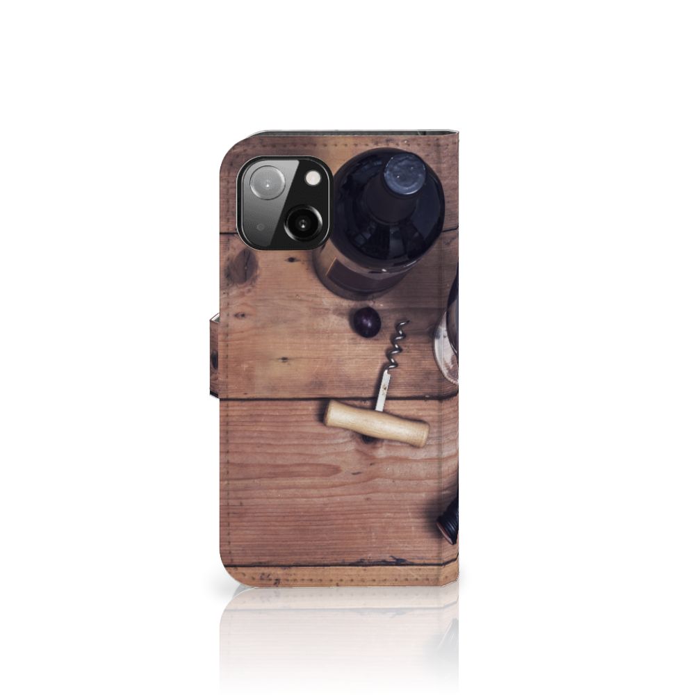 Apple iPhone 13 Book Cover Wijn met wijnfles en kurkentrekker op houten tafel.