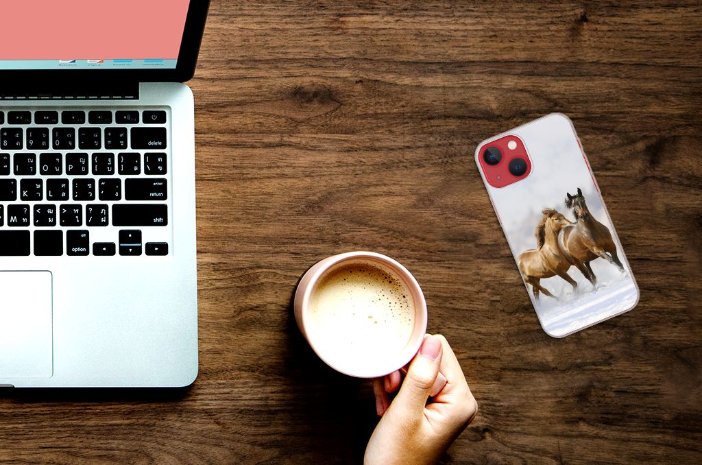 Apple iPhone 13 TPU Hoesje Paarden met afbeelding van rennende paarden op een houten tafel met laptop en koffie☕.