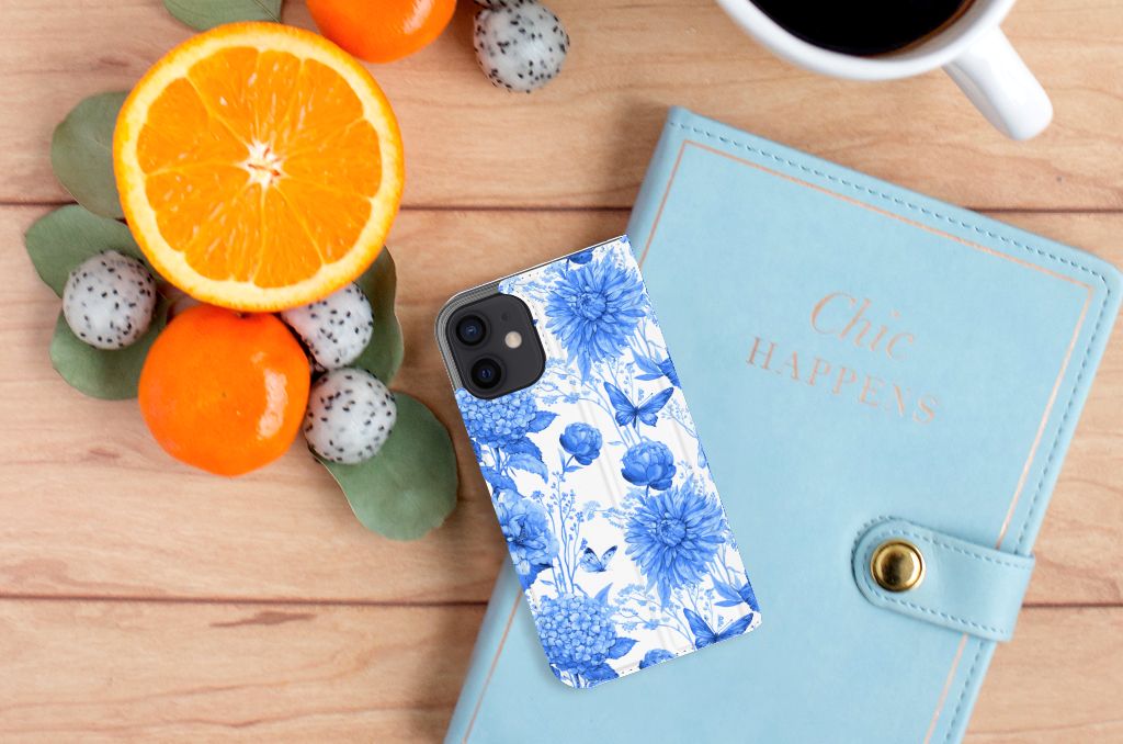 Smart Cover voor iPhone 12 Mini Flowers Blue met blauw bloemenprint, gestyled met fruit en notitieboekje 🍊.