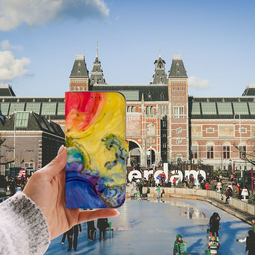 Hoesje iPhone 13 Pro Max Watercolor Dark met kleurrijk design in Amsterdam als achtergrond.
