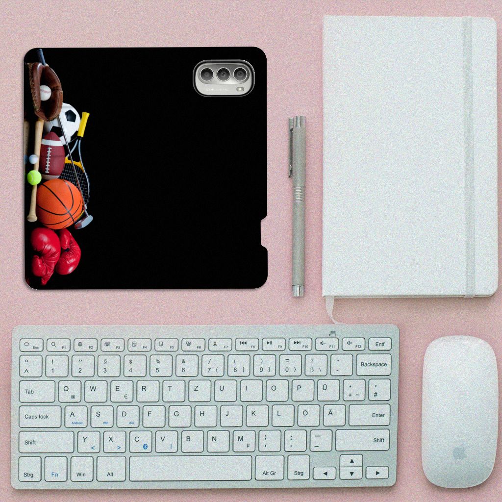 Motorola Moto G51 5G Hippe Standcase Sports met sportuitrusting op een bureau.