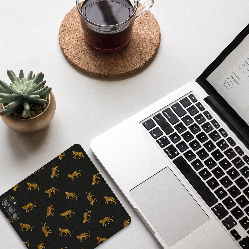 Hoesje maken voor Samsung Galaxy A14 5G Leopards met luipaardenprint op bureau met laptop en koffie.