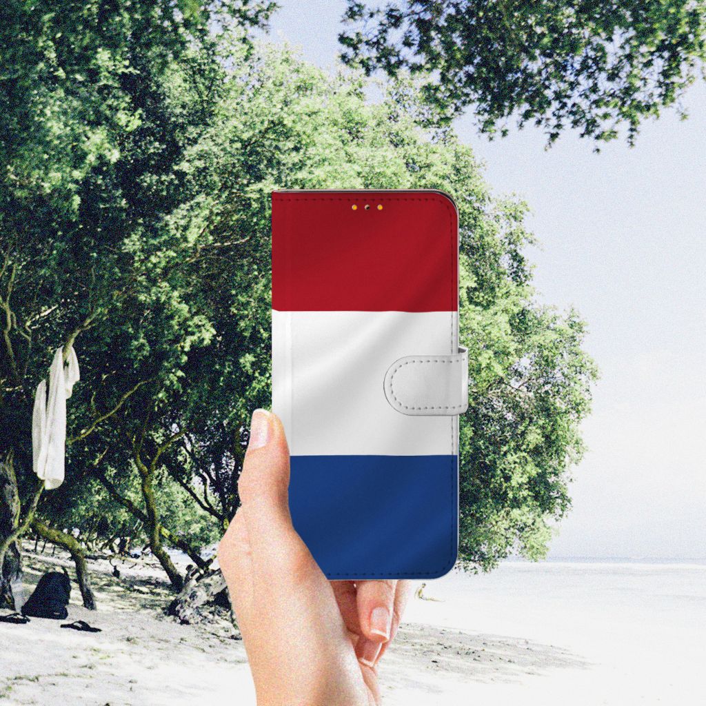 Samsung Galaxy M52 Bookstyle Case Nederlandse Vlag met pasjes in hand op het strand.