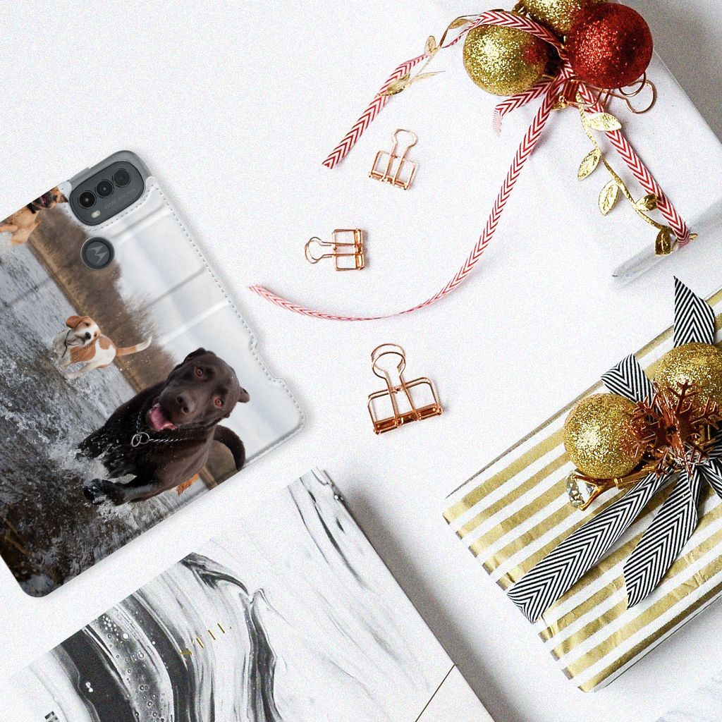 Motorola Moto E20 Hoesje maken Honden Labrador met blije honden die spelen in het water.