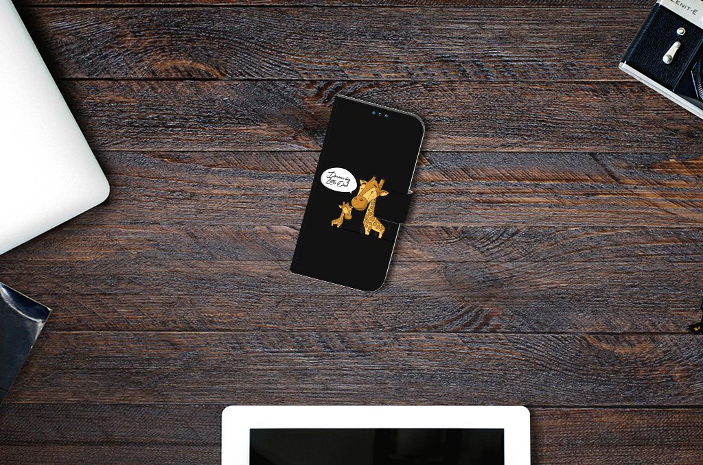iPhone 14 Pro Leuk Hoesje Giraffe met schattige giraffe ontwerp op een houten tafel.