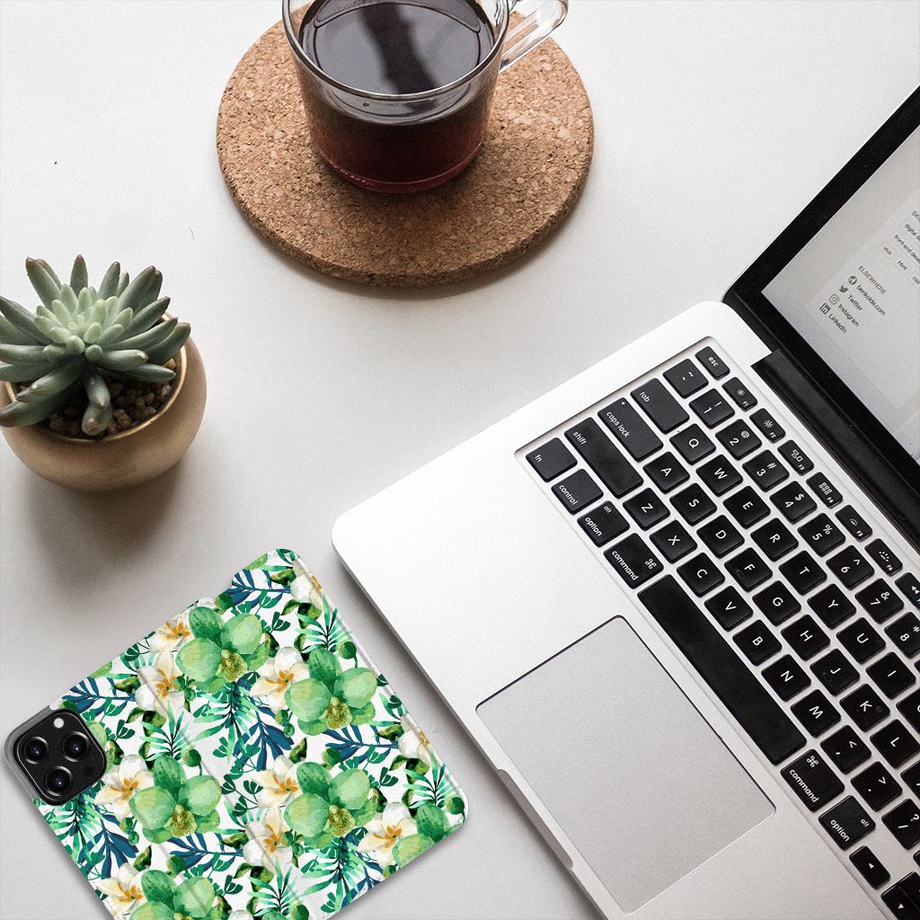 iPhone 13 Pro Max Smart Cover Orchidee Groen op bureau met laptop en planten.