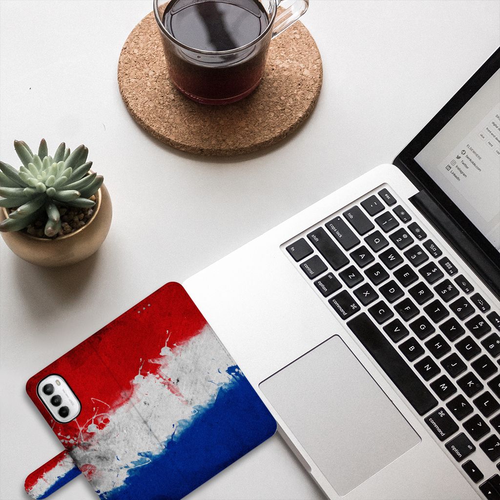 Motorola Moto G52 | Moto G82 Bookstyle Case Nederland met Nederlandse vlag op bureau met laptop en koffie.