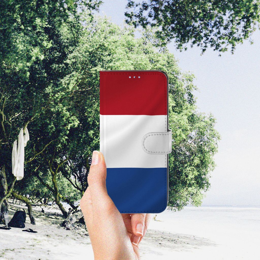 Motorola Moto G31 | G41 Bookstyle Case Nederlandse Vlag in hand met strand achtergrond