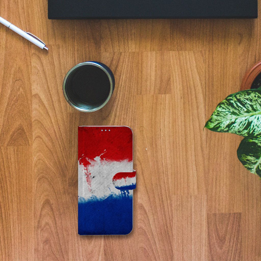 Huawei P40 Lite Bookstyle Case Nederland met artistiek ontwerp van de Nederlandse vlag op houten tafel.