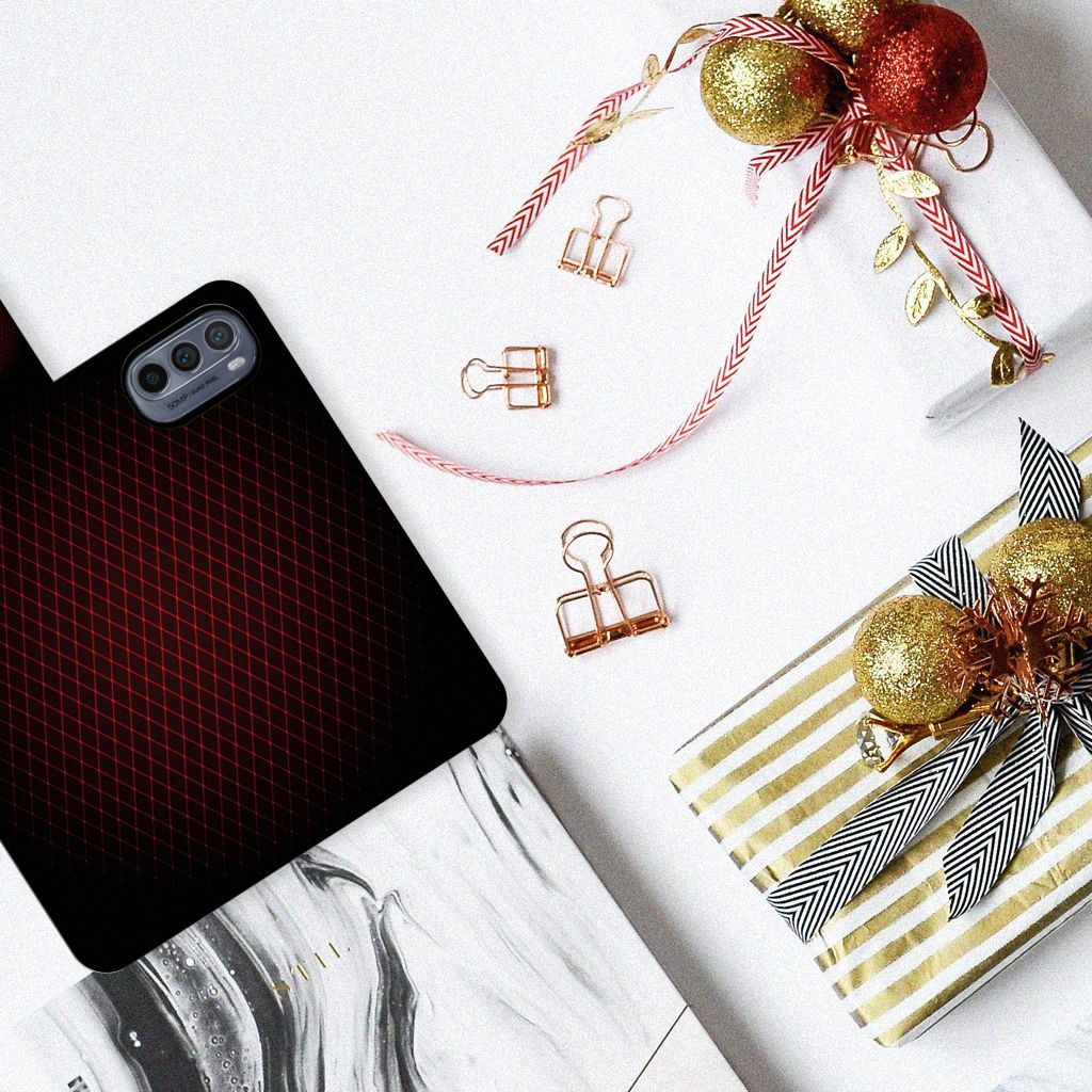 Motorola Moto G62 5G Telefoon Hoesje Geruit Rood op een tafel met feestdecoraties, stijlvol en minimalistisch.