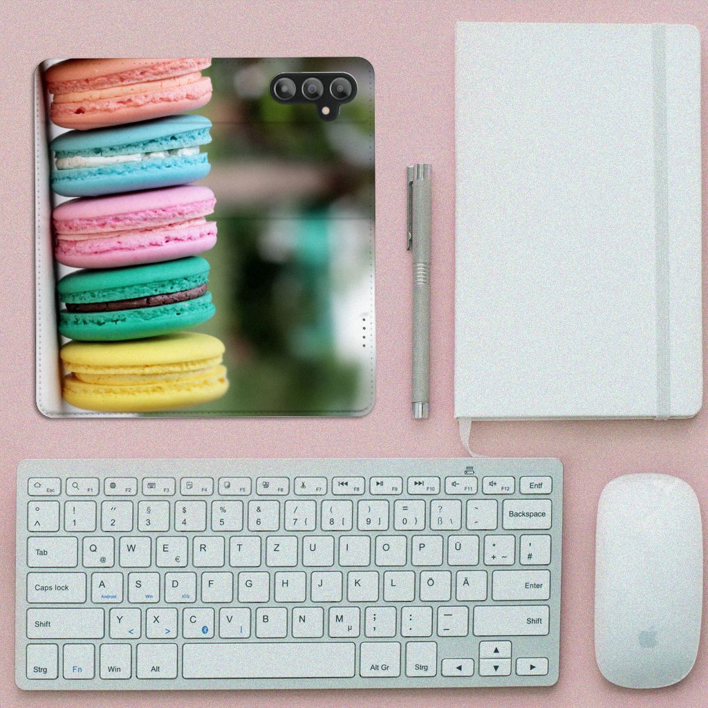 Samsung Galaxy A14 4G Flip Style Cover Macarons met kleurrijke macarons en bureauaccessoires.