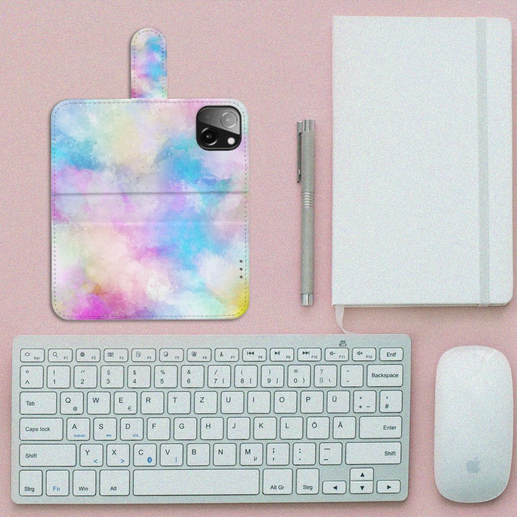 Hoesje iPhone 13 Mini Watercolor Light met pasjeshouder op een bureau met toetsenbord en notebook.